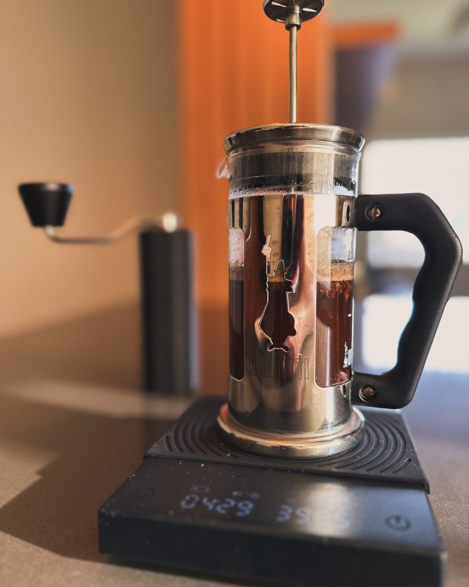 Prensa francesa com balança para medir proporção de café e água