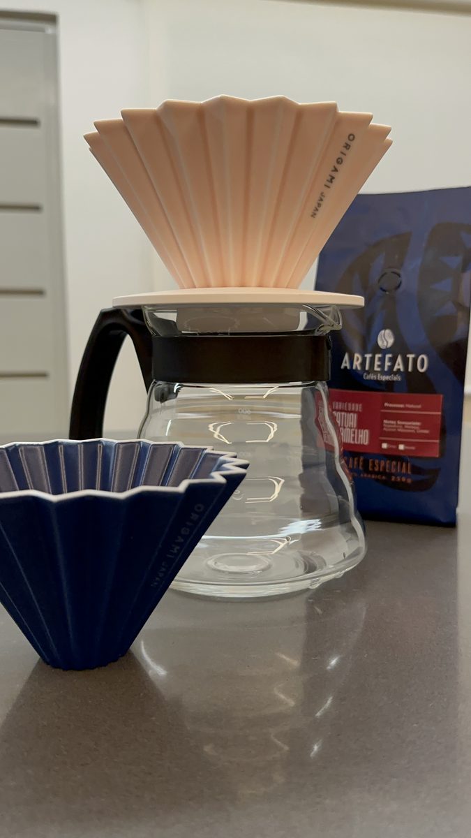 Preparo de café especial Artefato com coador Origami